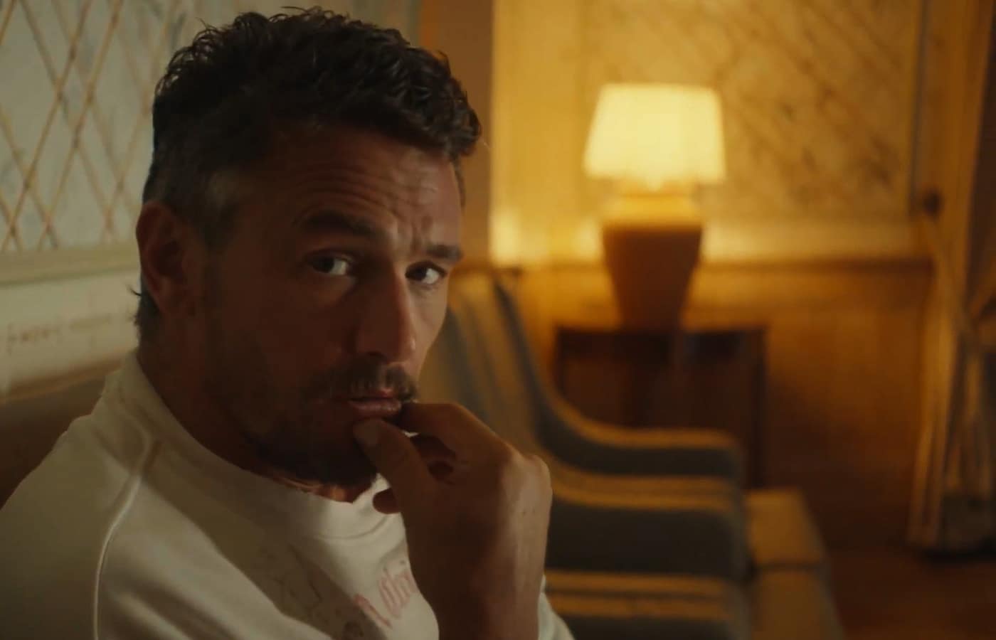 James Franco in un video per il nuovo disco del rapper Ernia