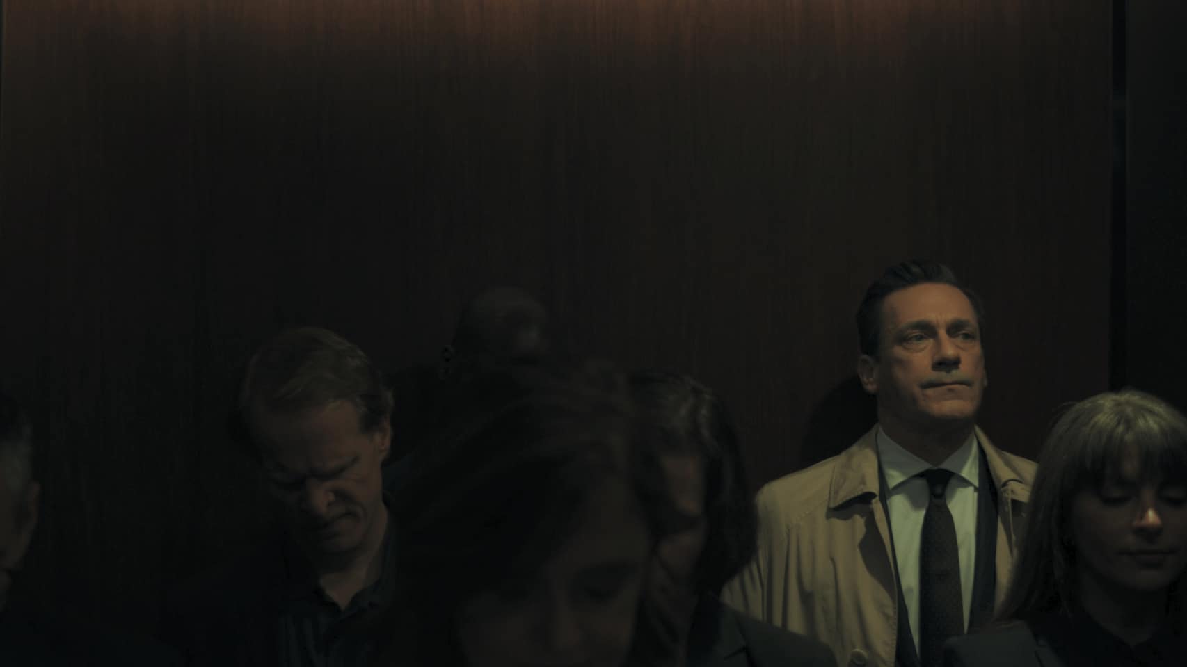 Jon Hamm in una scena della prima stagione di Your Friends & Neighbors