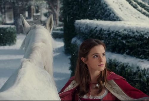 La Bella e la Bestia: Emma Watson ha un adorabile incontro ravvicinato con una piccola Belle