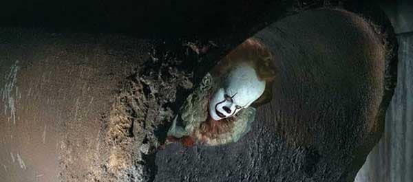IT: Pennywise preferisce le fogne in questa nuova foto