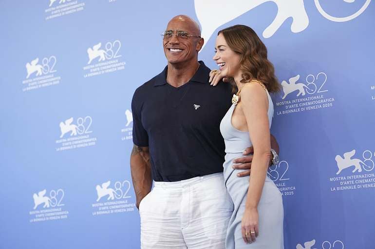 Venezia 82: The Smashing Machine riceve 15 minuti di standing ovation